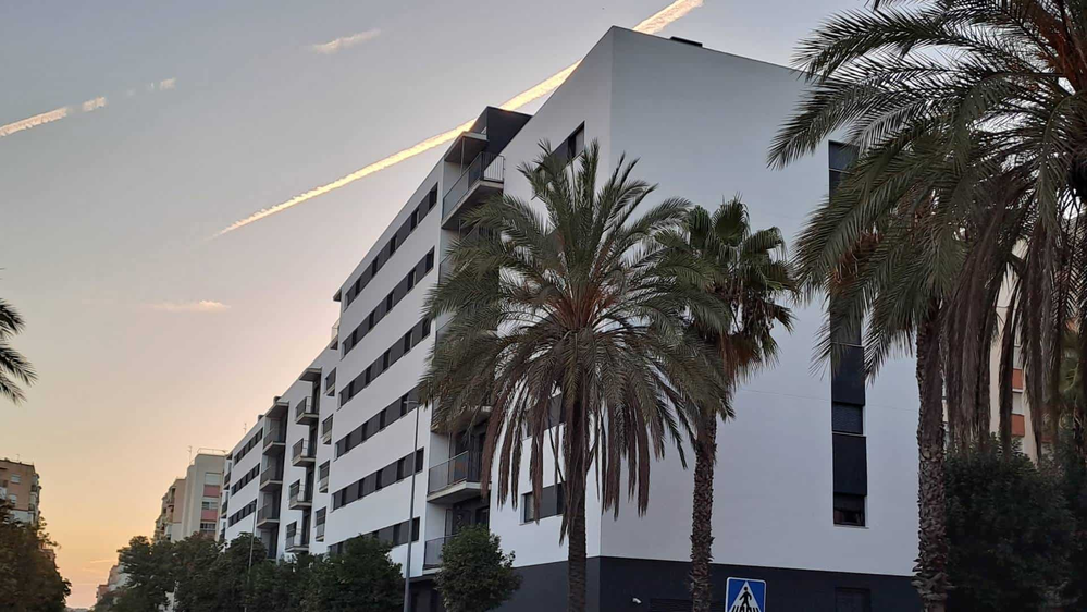 Seven-story residential building with 100 housing units – Seville Airport District – Bandrés y Palomino (Materia Urbana)