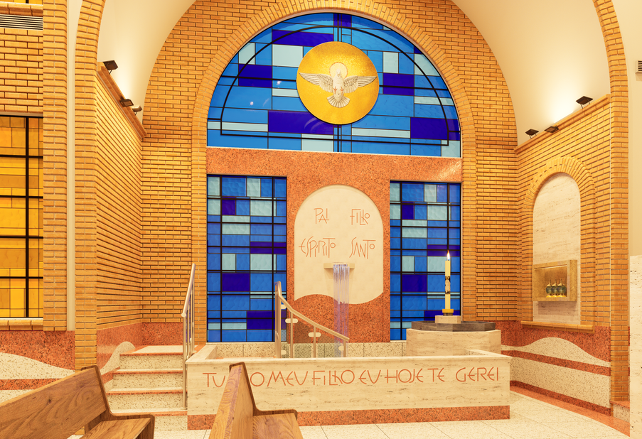fonte batismal, destaque para os vitrais